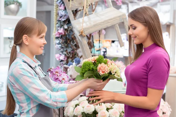 Fleuriste donne un bouquet au client — Photo