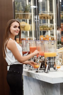 Öğle yemeği için lezzetli taze meyve suları