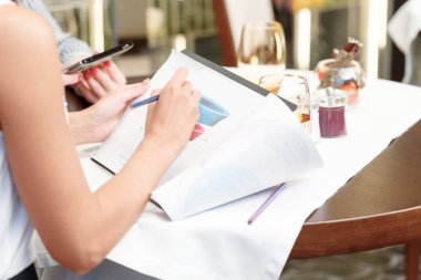 Öğle tartışma sırasında iş veri kullanımı