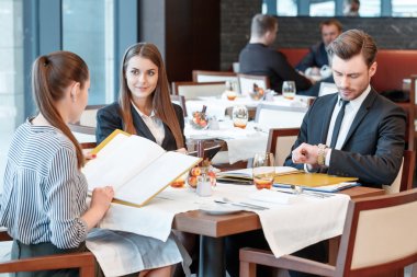 Açık büfe restoranda öğle yemeği sırasında iş fırsatları