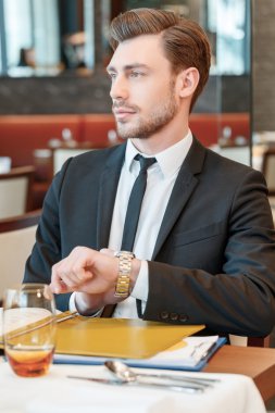 İşadamı meslektaşları ile öğle yemeğinde