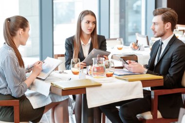 İş tartışma meslektaşları arasında Öğle Yemeği