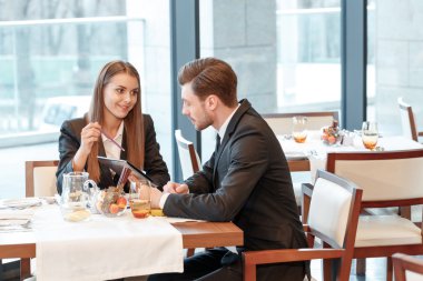 İş fikirleri tartışma sırasında öğle yemeği