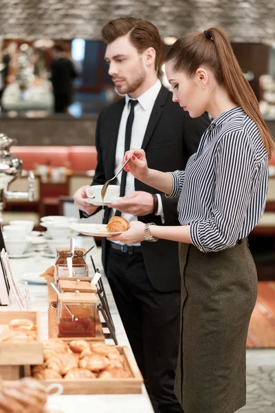 Business managers take croissants and jam at the buffet — Stock Photo, Image