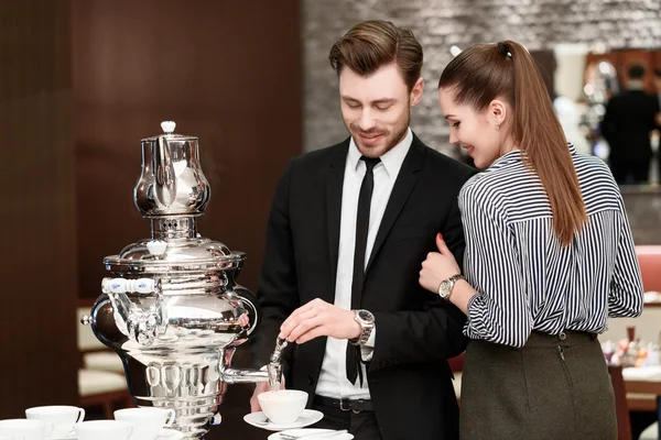 Taza de té en el lujoso restaurante buffet — Foto de Stock