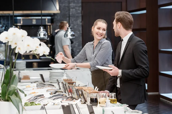 Déjeuner d'affaires avec des collègues au restaurant buffet — Photo