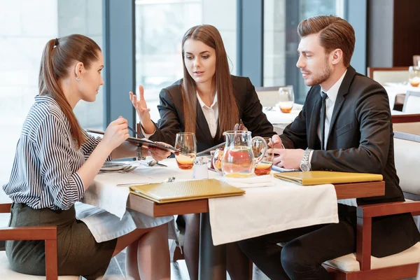 Debate de negocios en el almuerzo entre colegas —  Fotos de Stock