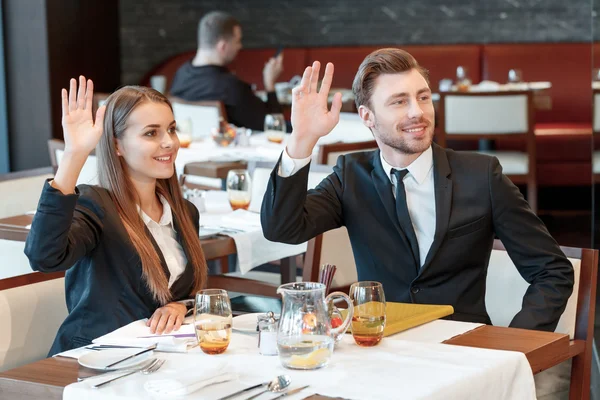 Begrüßung von Bekannten beim Geschäftsessen — Stockfoto