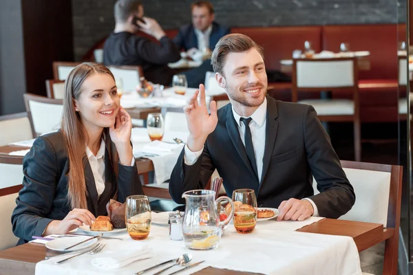 Hälsningen bekanta under affärslunch — Stockfoto