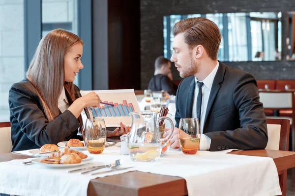 Discutir la dinámica de ventas en el almuerzo de negocios —  Fotos de Stock