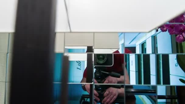 Cameramen atirar em si mesmo no espelho — Vídeo de Stock