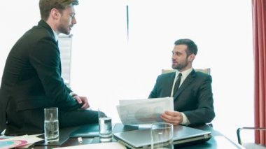 Yakışıklı genç iş adamları iş başında