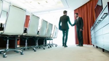 Yakışıklı genç iş adamları iş başında