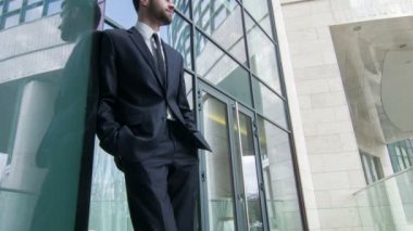 İşadamı tarafından gökdelen ayakta