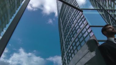 İşadamı tarafından gökdelen ayakta