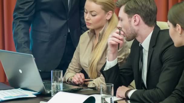 Reunión de negocios en la sala de conferencias — Vídeos de Stock