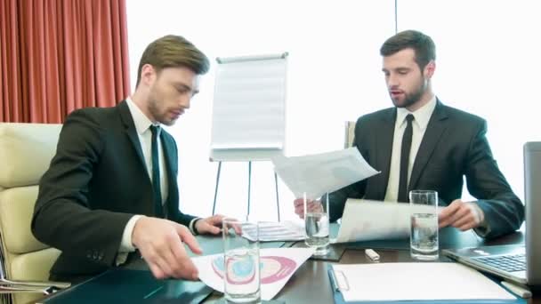 Beaux jeunes hommes d'affaires au travail — Video