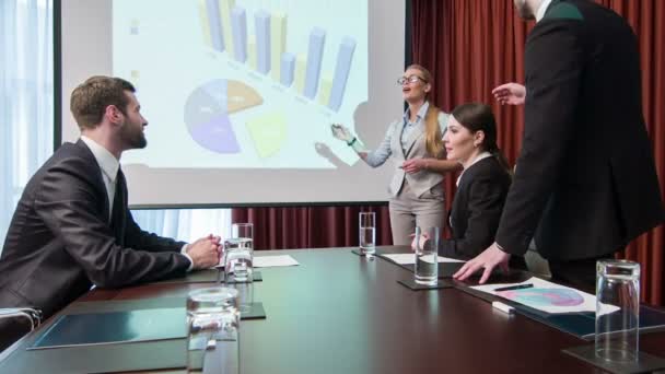 Mujer de negocios haciendo una presentación — Vídeos de Stock