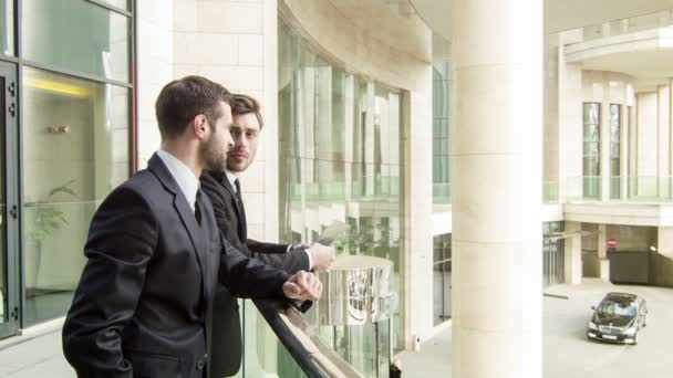 Jeune homme d'affaires debout sur la terrasse — Video