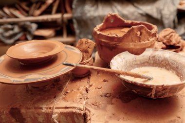 Masanın üzerine seramik araçları