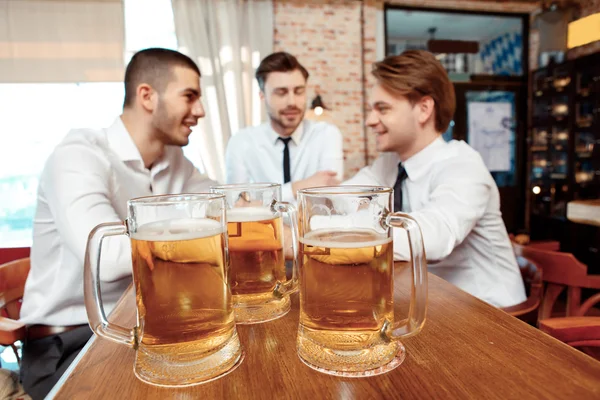 Mokken met bier bij de bar teller — Stockfoto