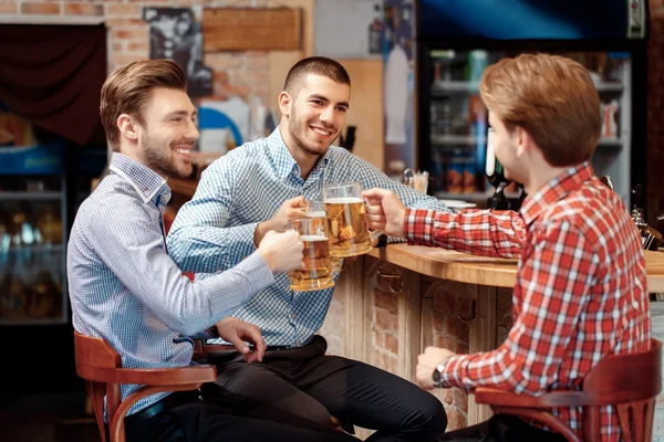 Přátelé mají pivo v hospodě — Stock fotografie