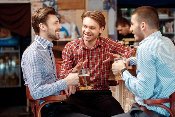 Vrienden hebben een biertje in de pub — Stockfoto