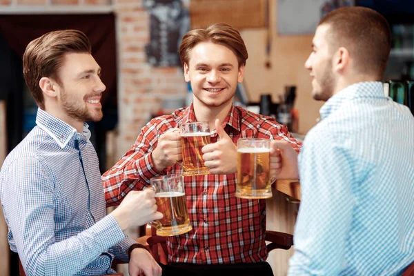 Přátelé mají pivo v hospodě — Stock fotografie