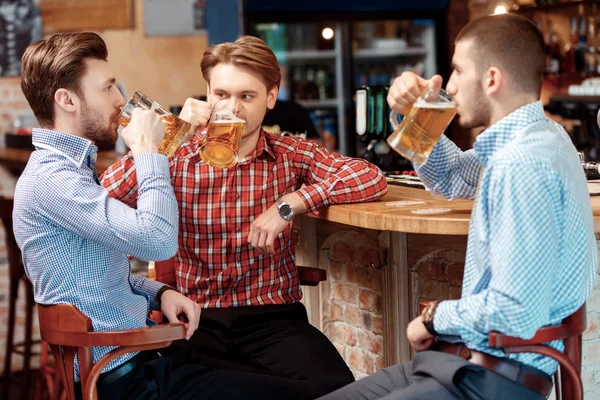 Vrienden hebben een biertje in de pub — Stockfoto