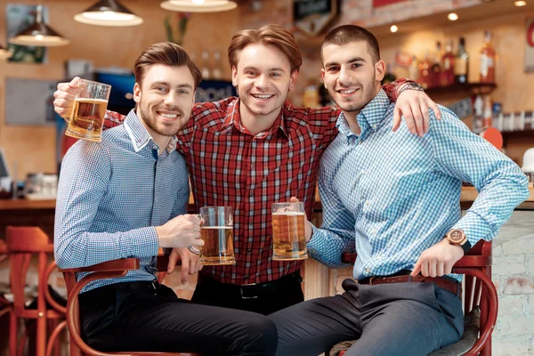 Best friends met in the pub — Stock Photo, Image