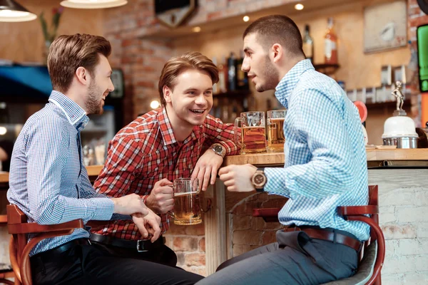 Beste vrienden ontmoet in de pub — Stockfoto