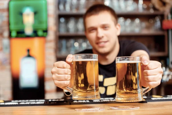 Barman com copos de cerveja — Fotografia de Stock