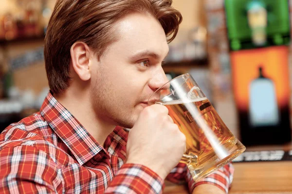 Pití piva s nejlepší přátelé — Stock fotografie