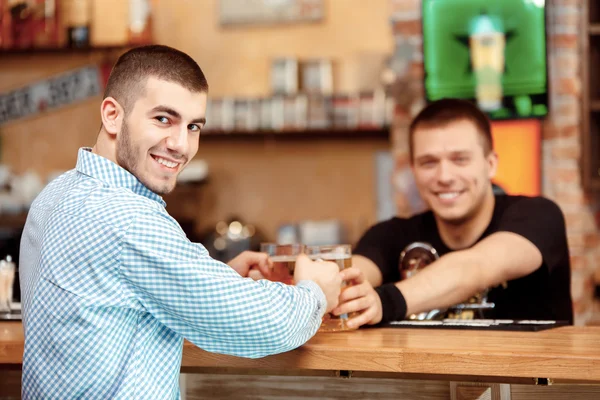 Barmen bira gözlük uzanır — Stok fotoğraf