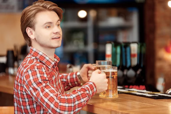 ビール ジョッキと若い男 — ストック写真