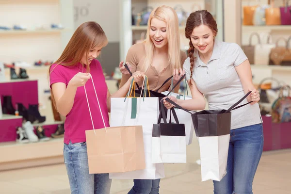 Girlfriends do shopping in the store — Stock Photo, Image