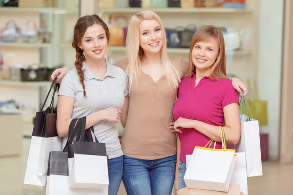 Girlfriends do shopping in the store — Stock Photo, Image