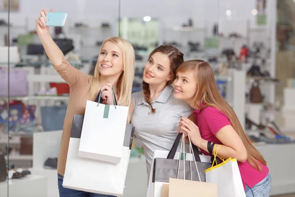 Användning av telefon på shopping — Stockfoto