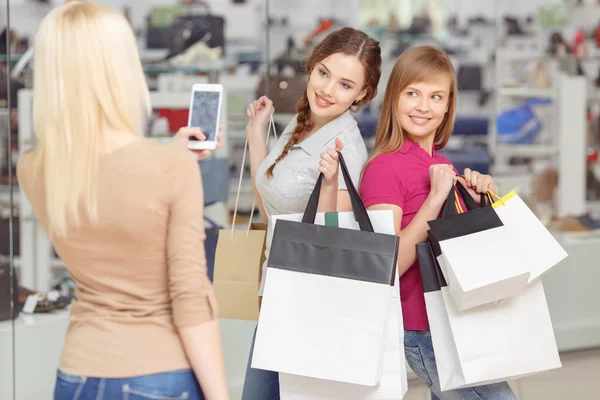 Användning av telefon på shopping — Stockfoto