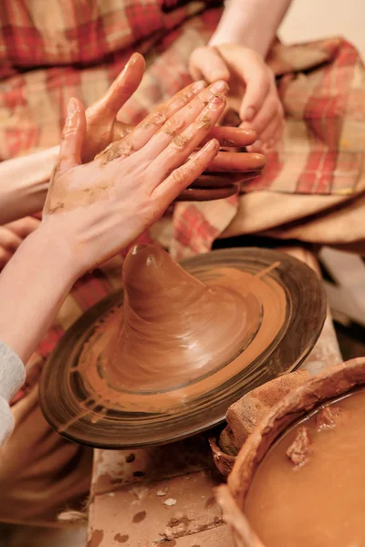Shaping cay on pottery wheel — Stock Photo, Image