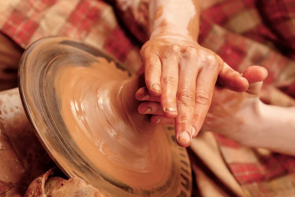 Shaping cay on pottery wheel — Stock Photo, Image