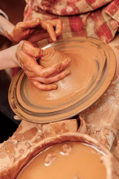 Vormgeving cay op aardewerk wiel — Stockfoto
