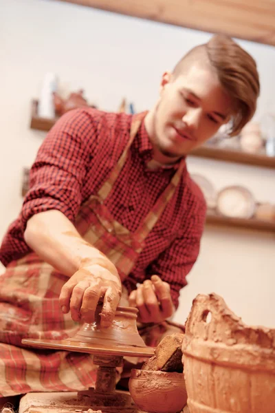 Man making a clay jar — Stock Photo, Image