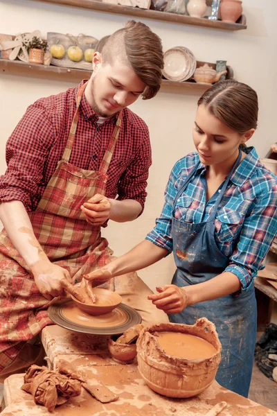 Couple works with clay — Stock Photo, Image