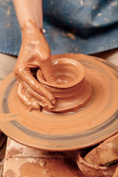 Potter makes a clay pot — Stock Photo, Image