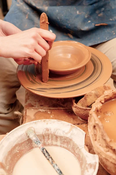 Sculpturing the clay pot — Stock Photo, Image