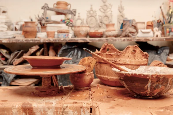 陶艺工具在桌子上 — 图库照片