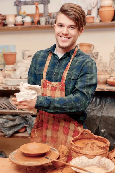 Man washes his hands — Stock Photo, Image