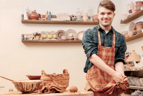 Töpfer wäscht seine Hände im Tonatelier — Stockfoto