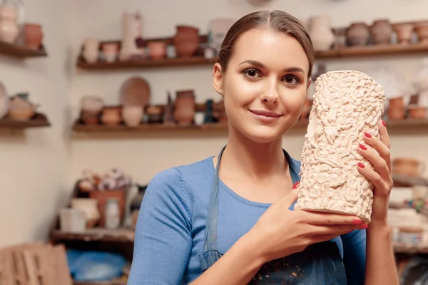 Frau hält eine Vase in den Händen — Stockfoto